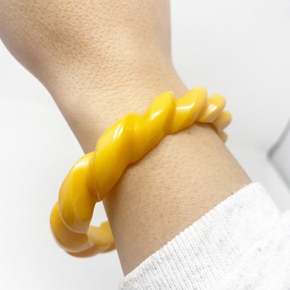618 Vintage Bakelite Rope Motif Bangle Bracelet in Butterscotch - Picture 3 of 6